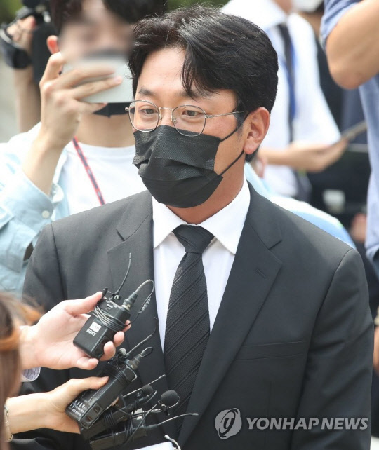 '프로포폴 불법 투약 혐의'의 첫 공판을 마친 배우 하정우가 지난달 10일 오전 서울 서초구 서울중앙지법을 나서며 취재진의 질문을 받고 있다. 연합뉴스